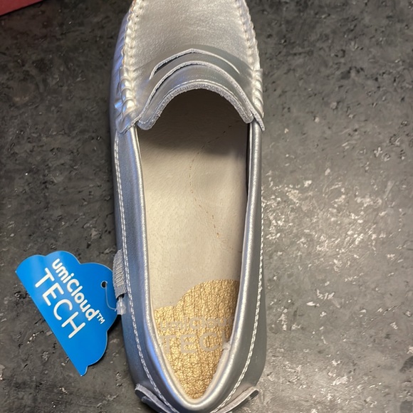 Girls Umi Leather Silver Loafers Size 1 New in Box - Picture 6 of 8